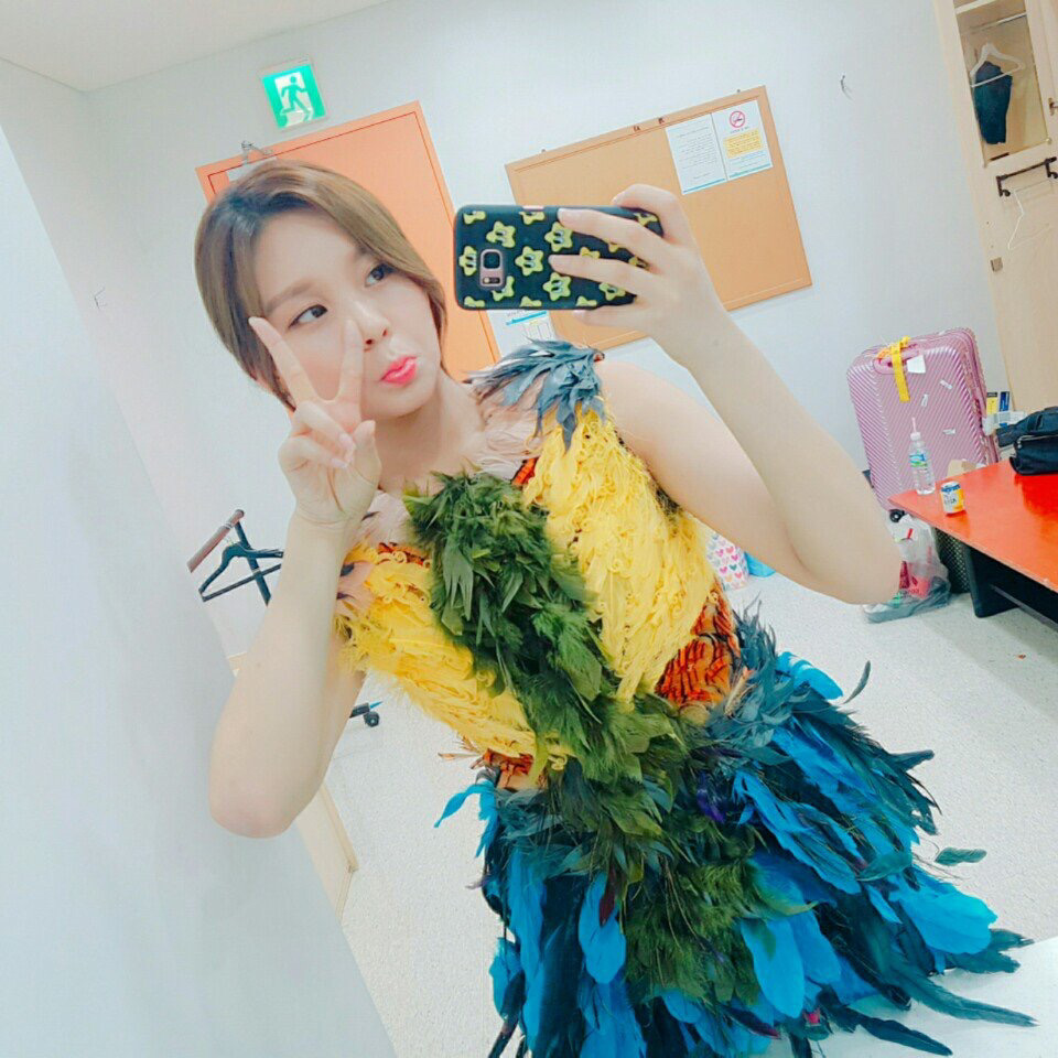 [여자친구] 전에 다친 발목이 많이 좋아져서 엄지 | 인스티즈