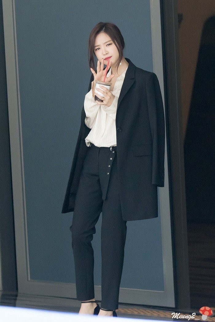 [에이핑크] 다시봐도 수트핏 정말 좋은 손나은.jpg.gif | 인스티즈