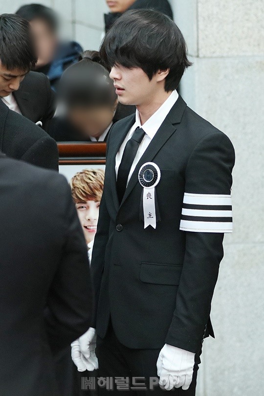 아무런 표정이 없이 눈물 한 방울 보이지 않아 더 마음 아팠던 샤이니 맏형 온유, 막내 태민.jpg | 인스티즈