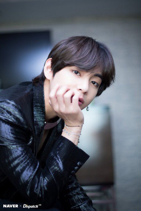 얼굴로 악세사리 존재감 하락시키는 방탄소년단 뷔.jpgif | 인스티즈