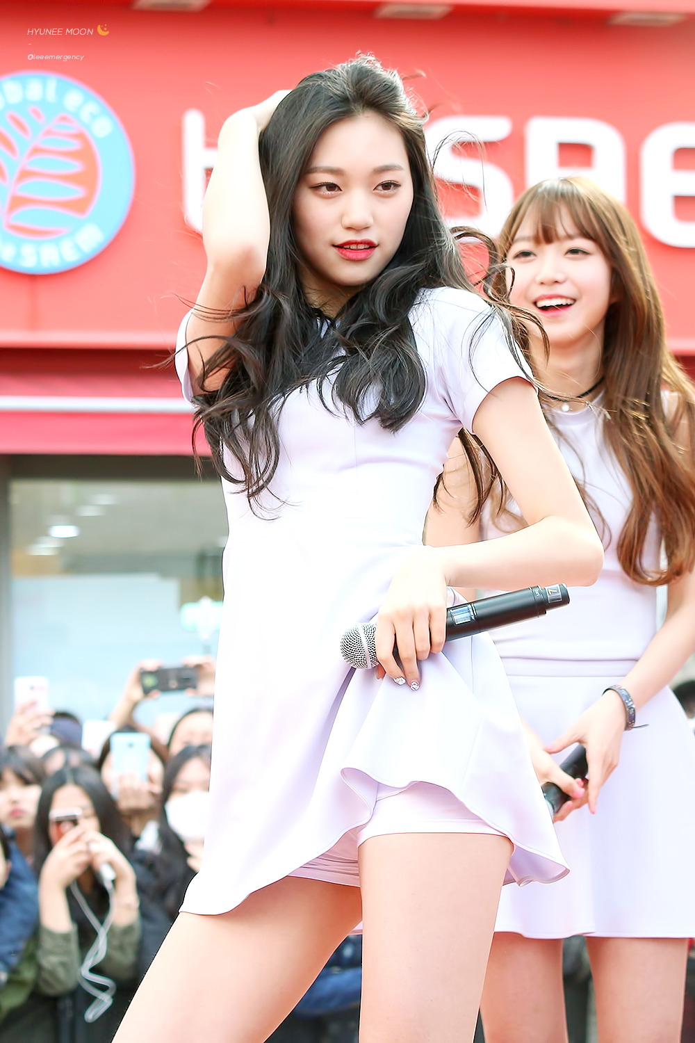 옷자락을 들어보이는 김도연 | 인스티즈