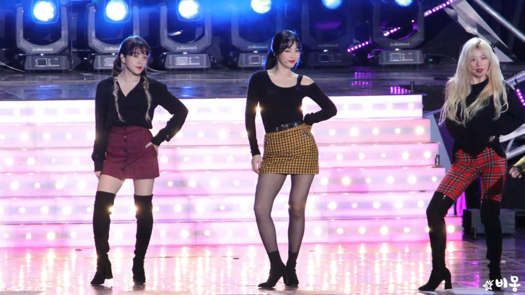 앞머리 내린 큐티섹시 체크 조이.jpgif | 인스티즈