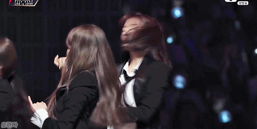 오늘 일본 마마 검은수트 아이즈원.gif | 인스티즈