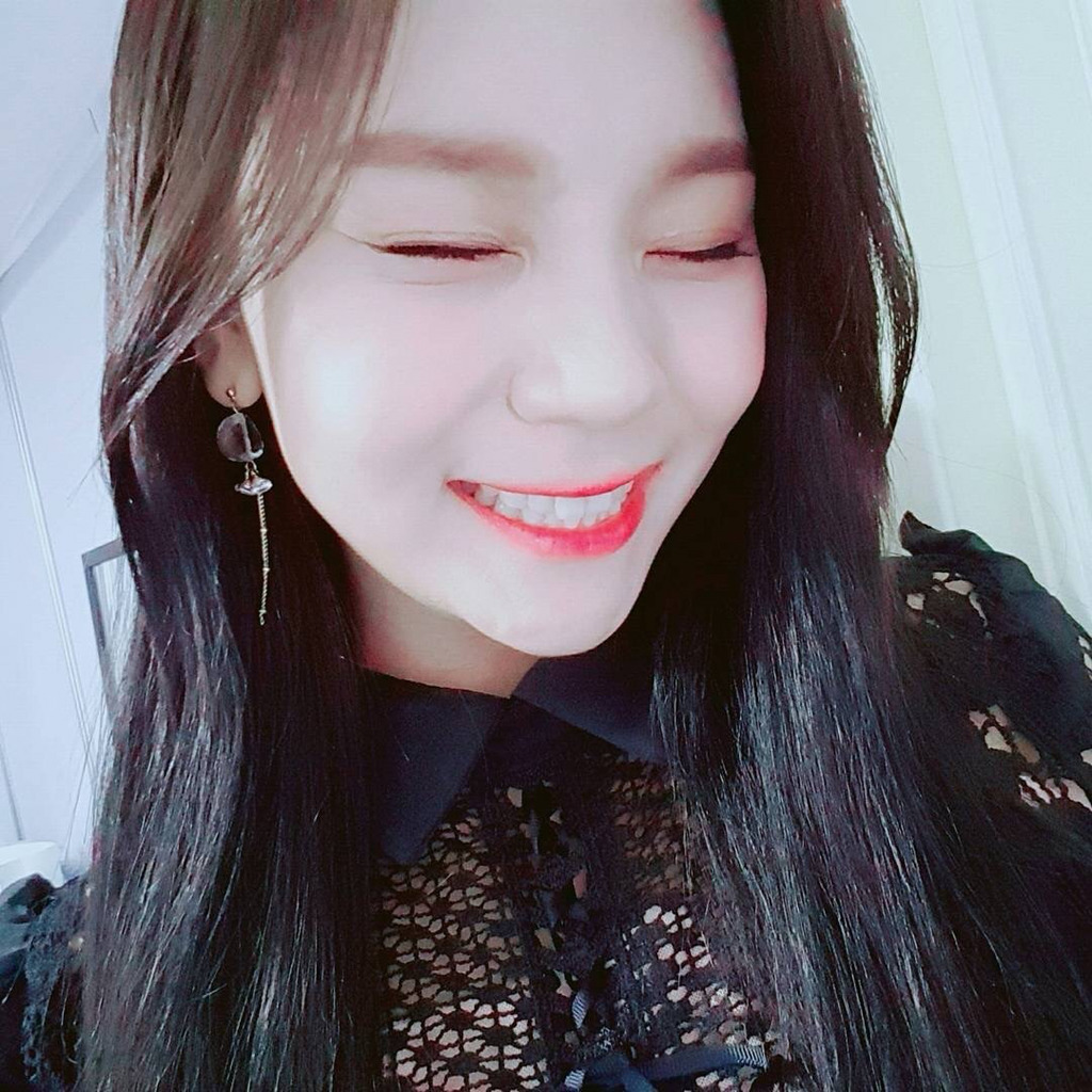 [여자친구] 전에 다친 발목이 많이 좋아져서 엄지 | 인스티즈