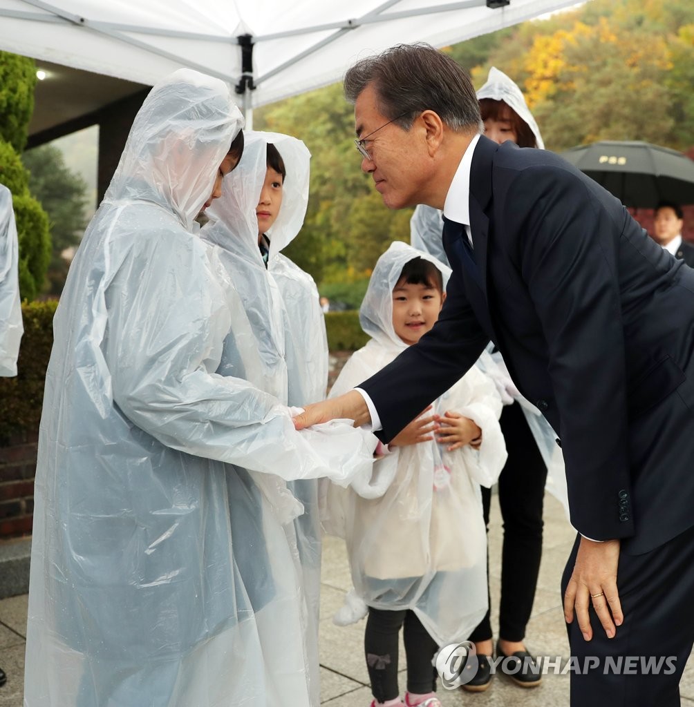 고 한상윤 소방장의 가족분들 다독이고 위로해주는 문재인 대통령 | 인스티즈