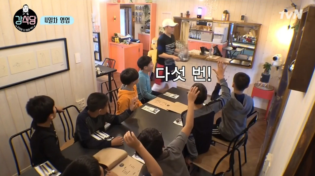 [강식당] 씨름하는 초딩 후배들 보고 신나서 점심값 18만원 내준 강호동.jpg | 인스티즈