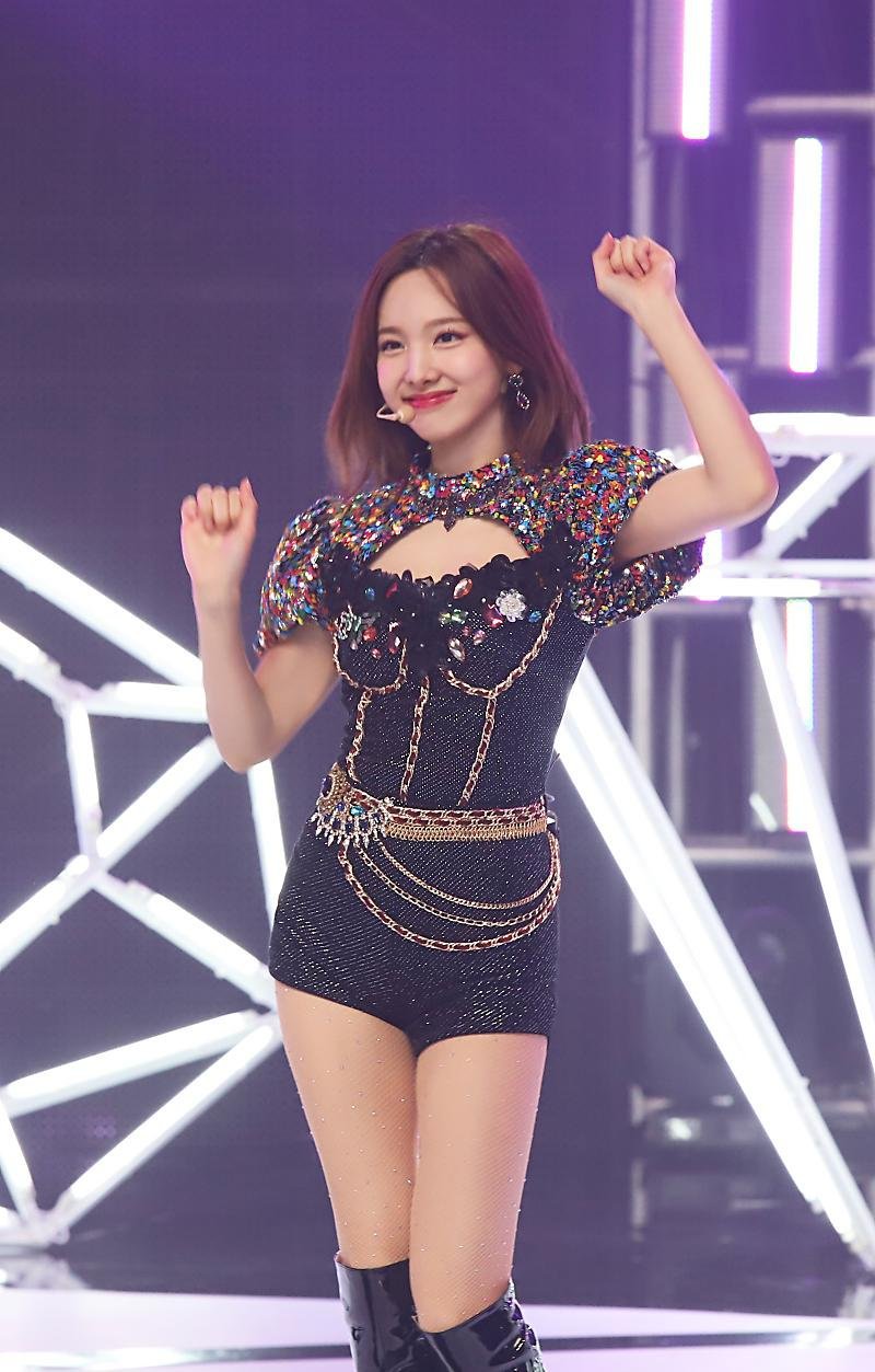 무대하는 이쁜 나연이 | 인스티즈