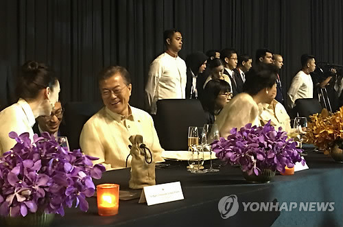 문재인 대통령.... 여사님을 옆에 두고.gif | 인스티즈
