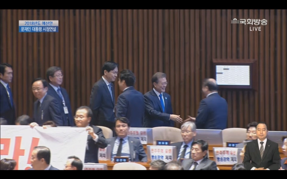 문통령 팬서비스에 당황한 자유한국당의원들.jpg | 인스티즈