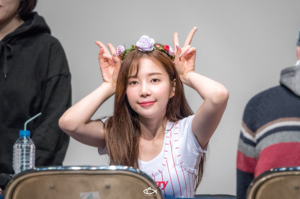 [에이프릴] 일 하다가 잠깐 쉬는 시간이 되서 채경이 | 인스티즈
