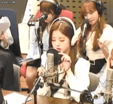 보이는라디오 아이즈원 막내 원영 쇼크사 우주뿌셔! 마이크뿌셔!.gif | 인스티즈