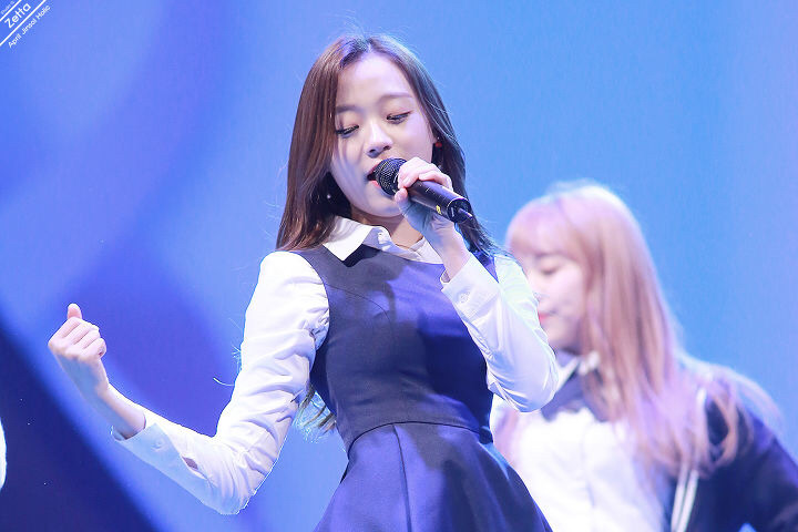 [에이프릴] 아침부터 꽤나 추운 것 같아서 진솔이 | 인스티즈