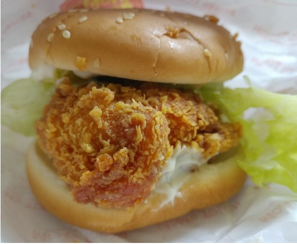 여기 치킨버거 중 하나만 먹어야 한다면?? | 인스티즈