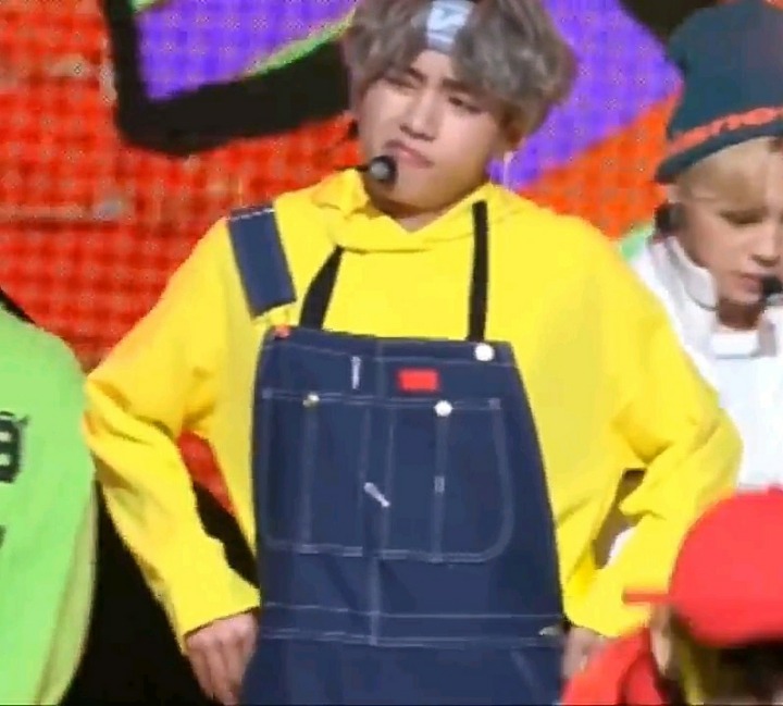 얼굴 겁나 막 쓰는 방탄소년단 뷔 | 인스티즈