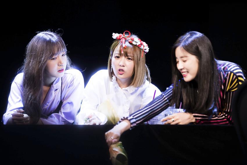 화관 쓴 에이핑크 멤버들.jpg | 인스티즈