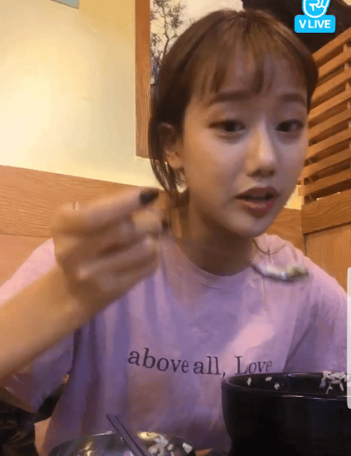 곰탕 혼밥하는 에이프릴 이나은.gif | 인스티즈