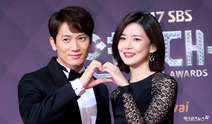 2017 SBS연기대상에서 너무 예뻤던 지성 & 이보영 부부.jpgif | 인스티즈