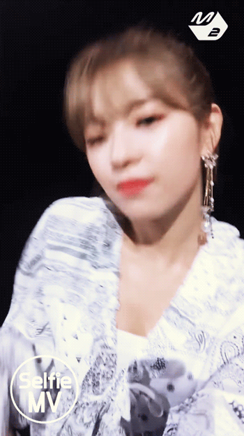 셀피 뮤비찍는 정연이.gif | 인스티즈
