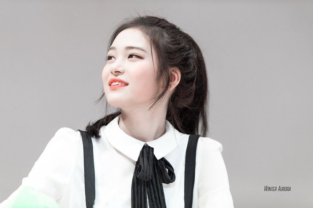 알고보니 너무 어려서 당황스러운 신인 여자아이돌.jpg | 인스티즈